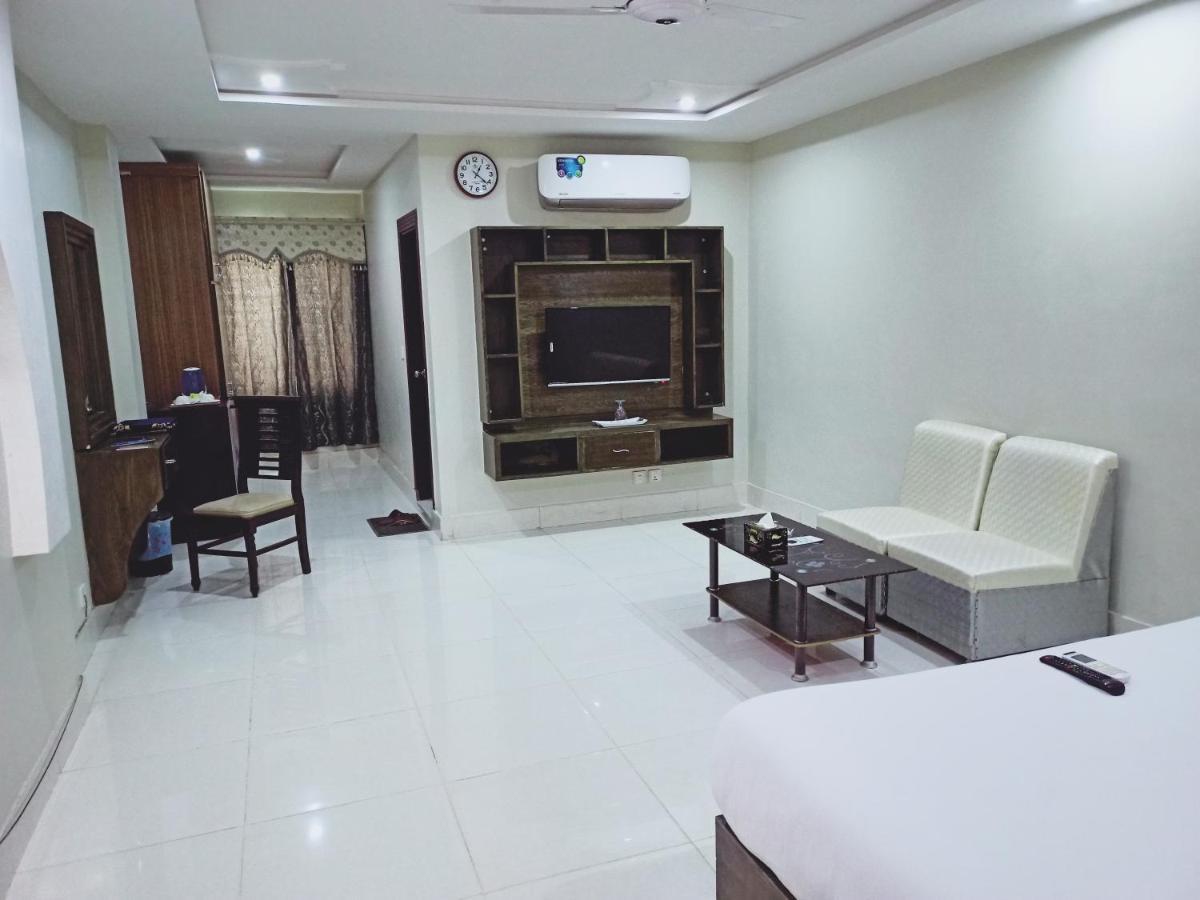 Hotel Crown Inn Multan Bagian luar foto