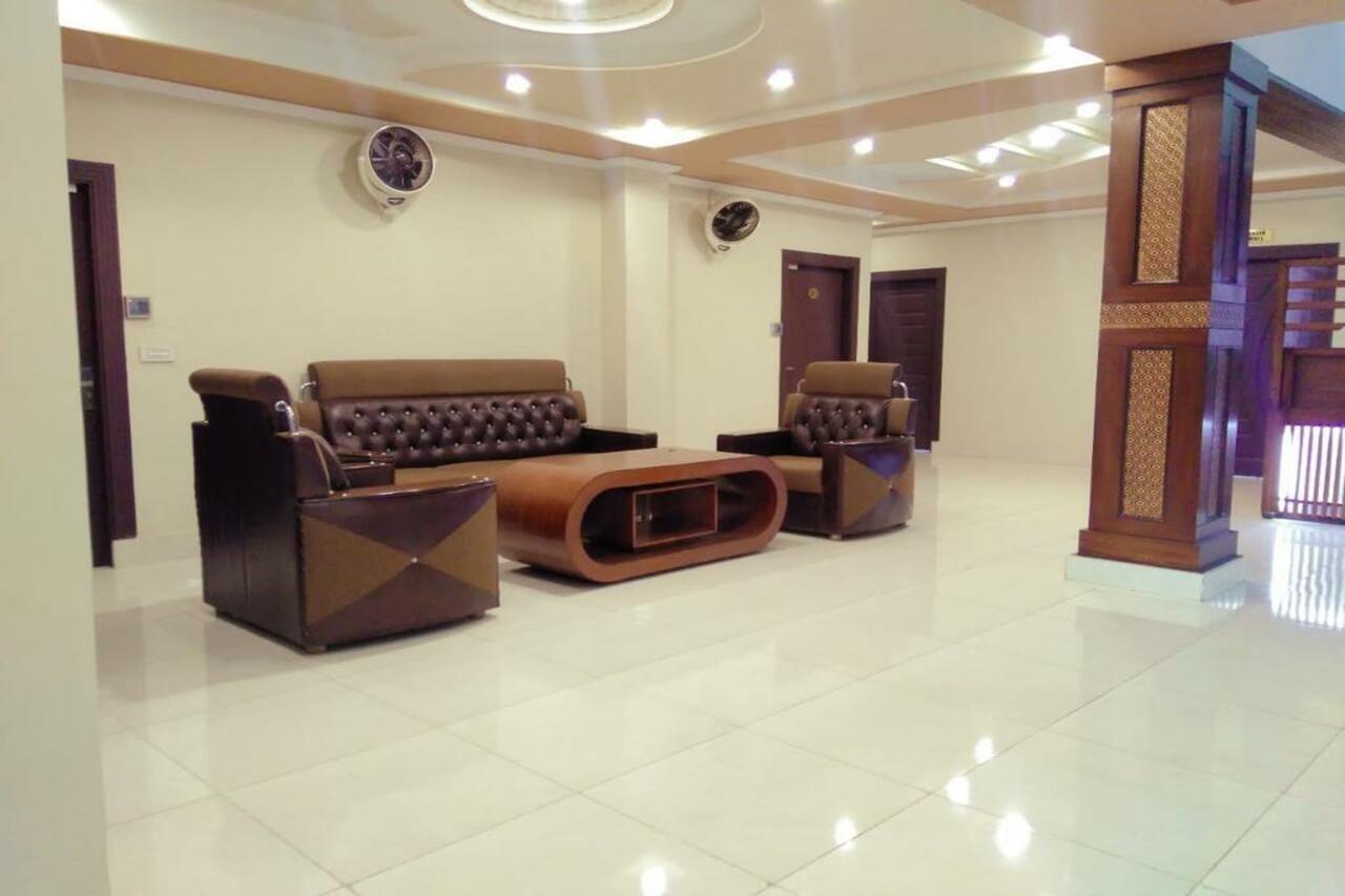 Hotel Crown Inn Multan Bagian luar foto