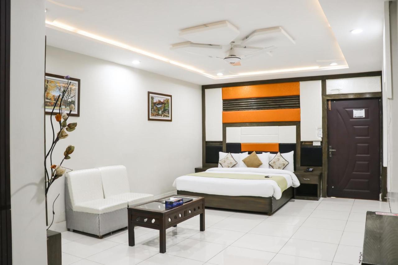 Hotel Crown Inn Multan Bagian luar foto