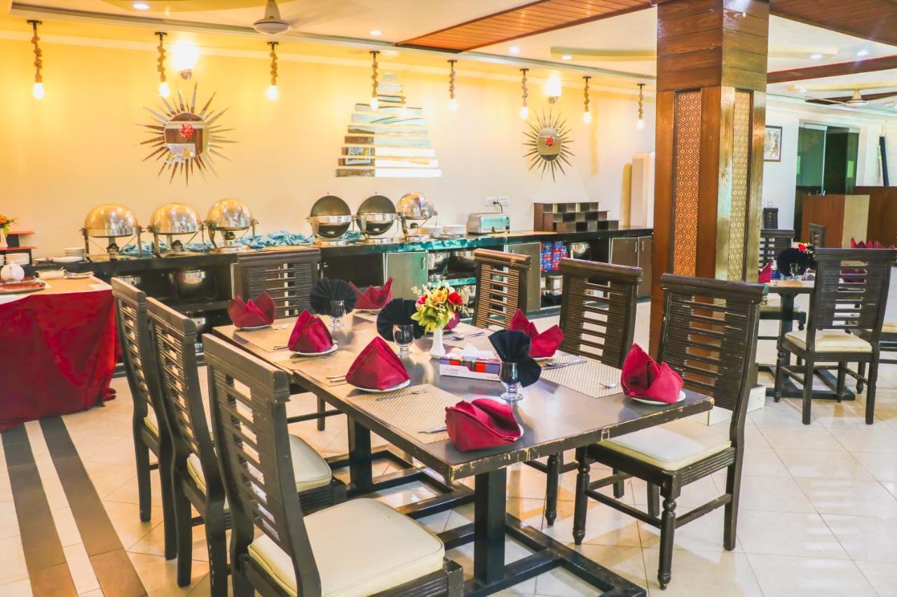 Hotel Crown Inn Multan Bagian luar foto