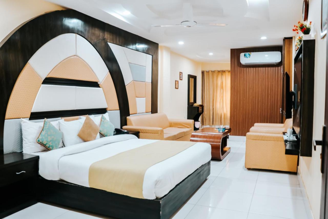 Hotel Crown Inn Multan Bagian luar foto