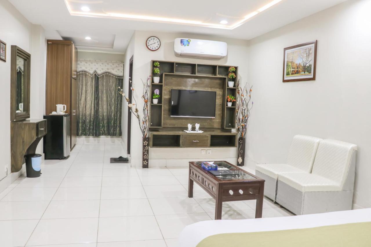 Hotel Crown Inn Multan Bagian luar foto
