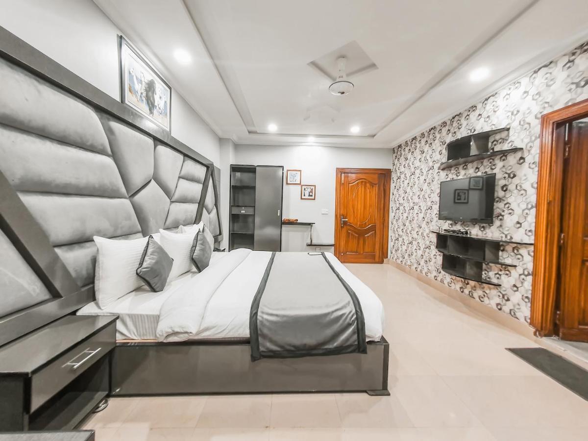 Hotel Crown Inn Multan Bagian luar foto