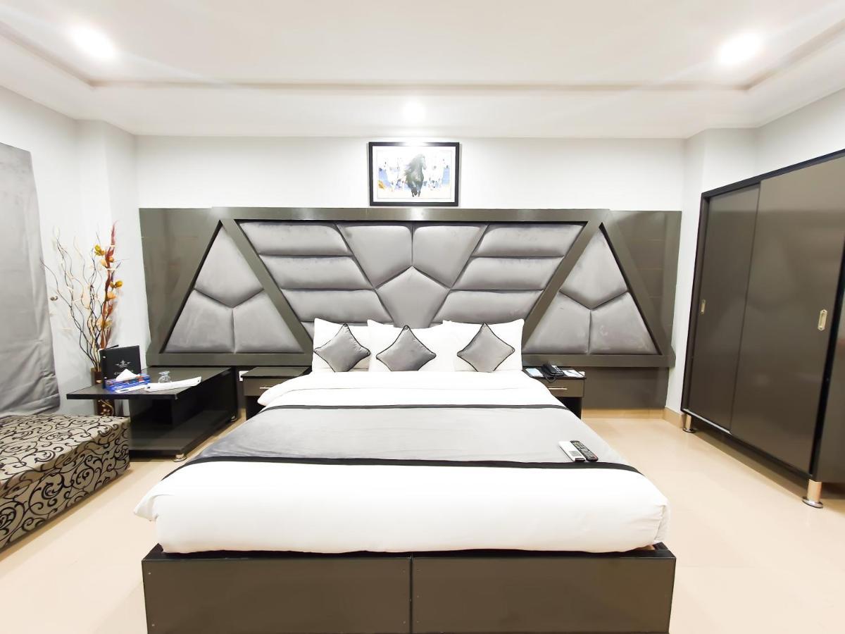 Hotel Crown Inn Multan Bagian luar foto
