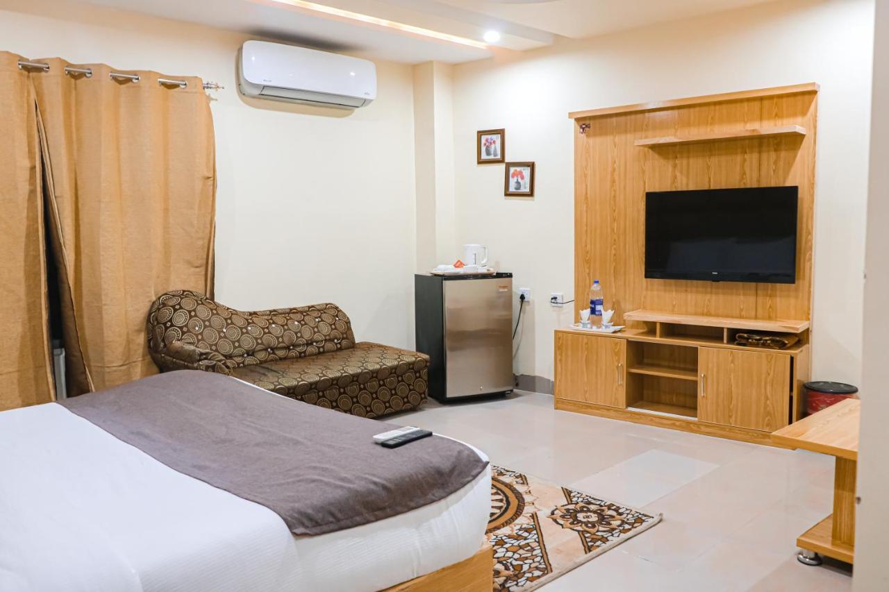 Hotel Crown Inn Multan Bagian luar foto