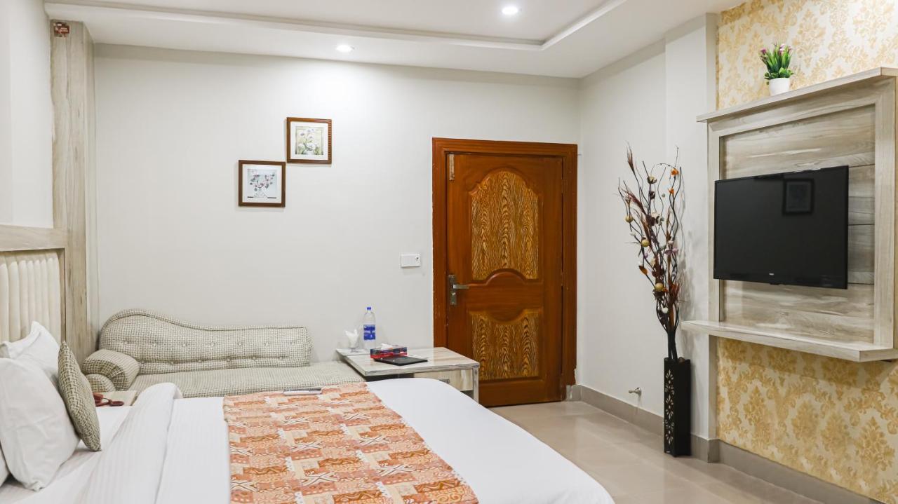 Hotel Crown Inn Multan Bagian luar foto