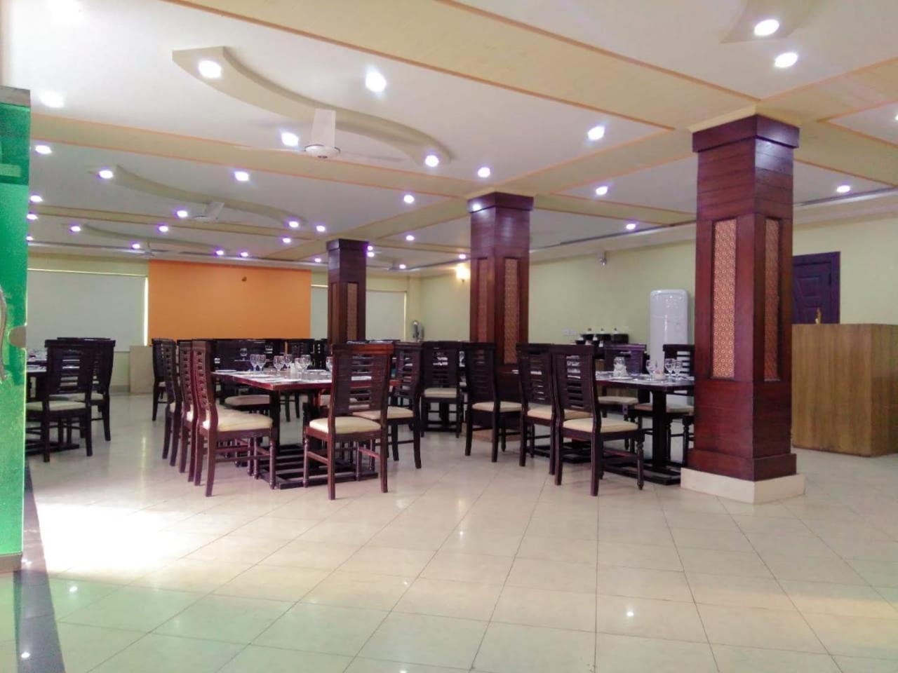 Hotel Crown Inn Multan Bagian luar foto