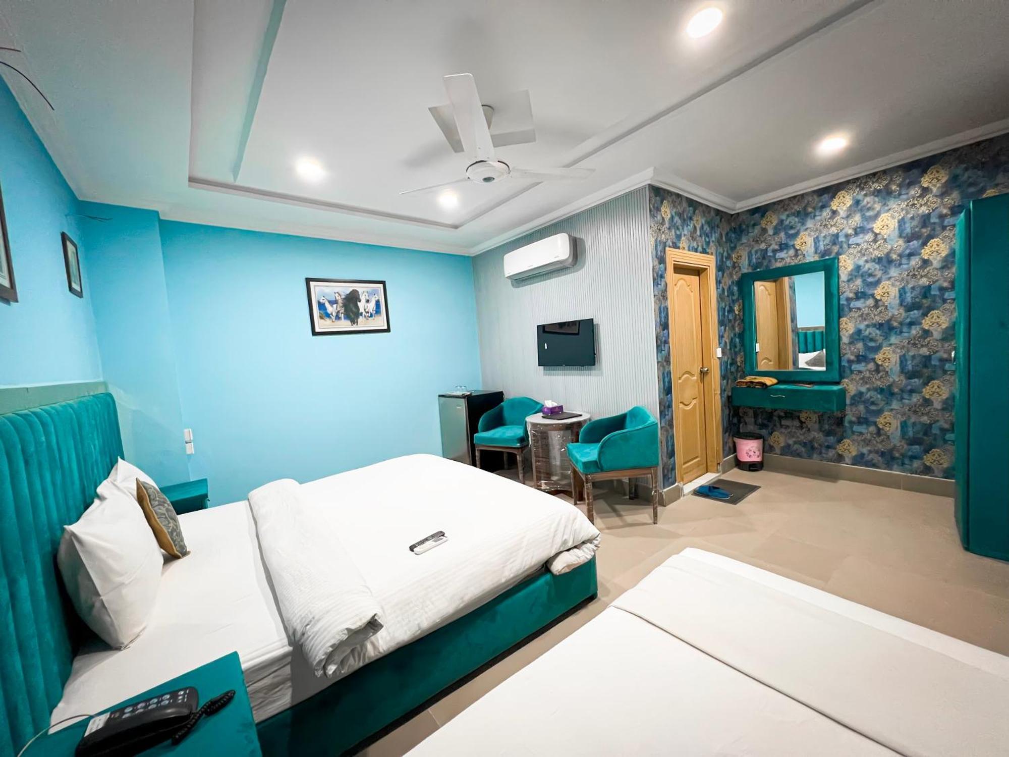 Hotel Crown Inn Multan Bagian luar foto