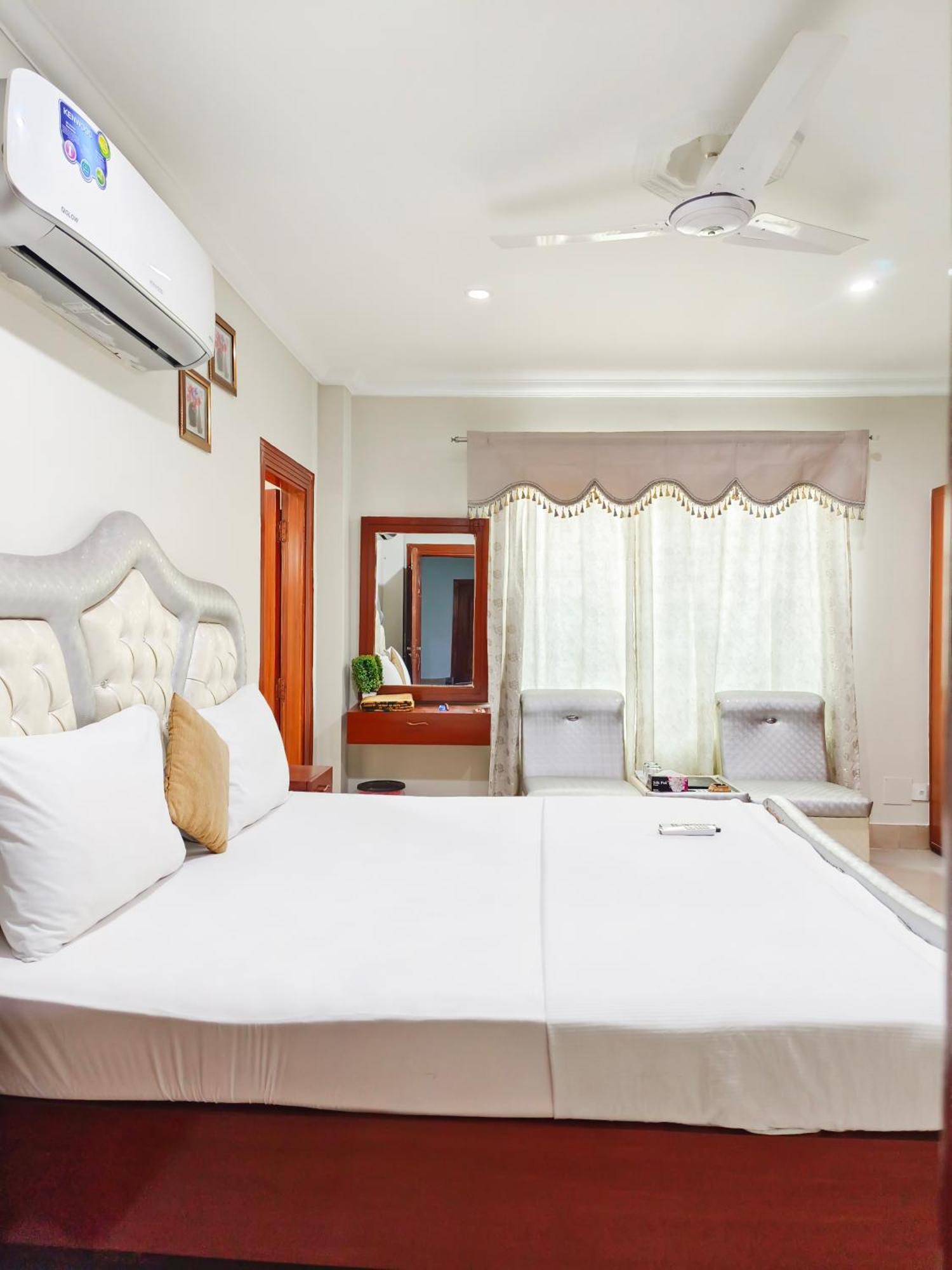 Hotel Crown Inn Multan Bagian luar foto