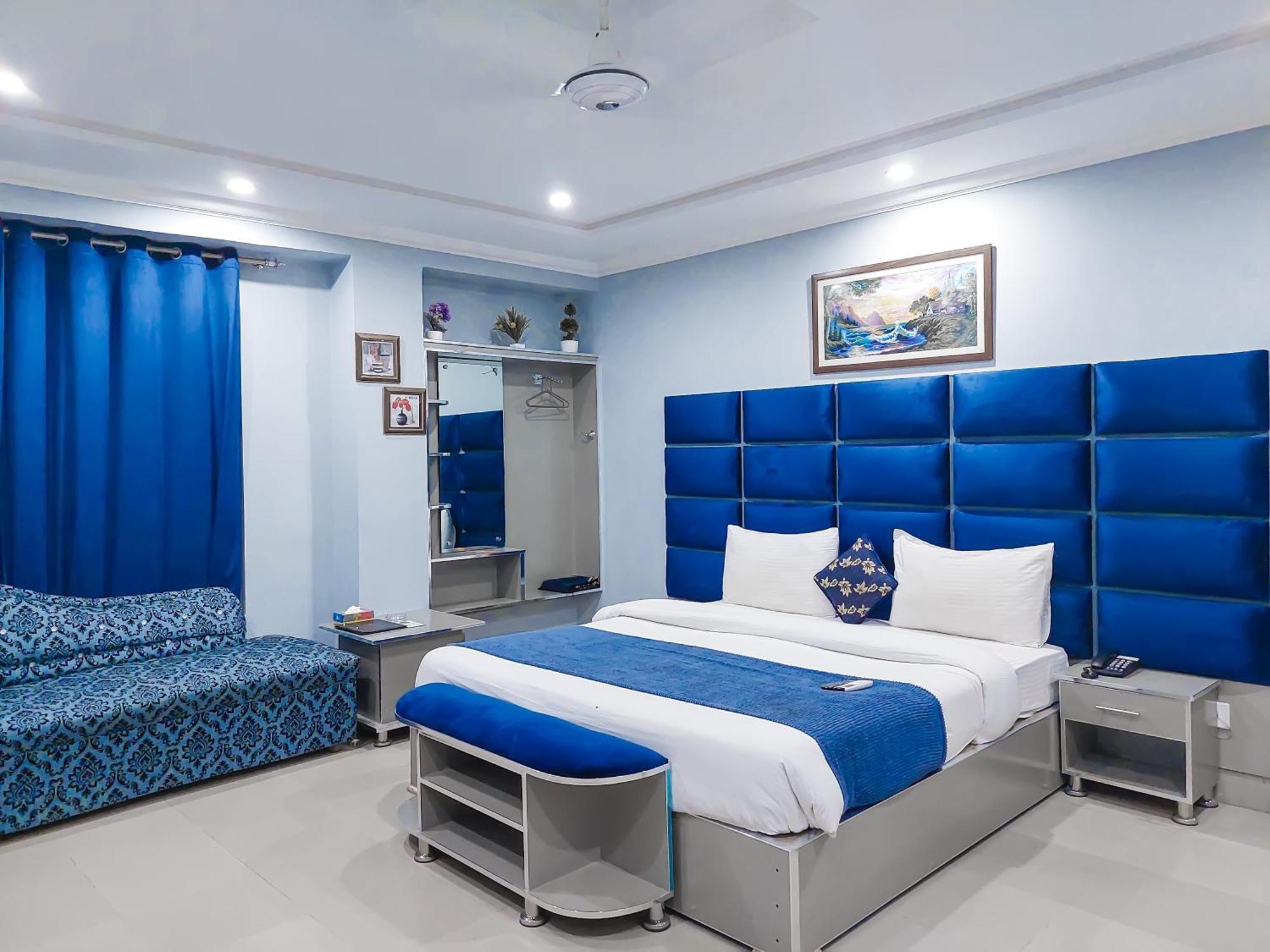 Hotel Crown Inn Multan Bagian luar foto
