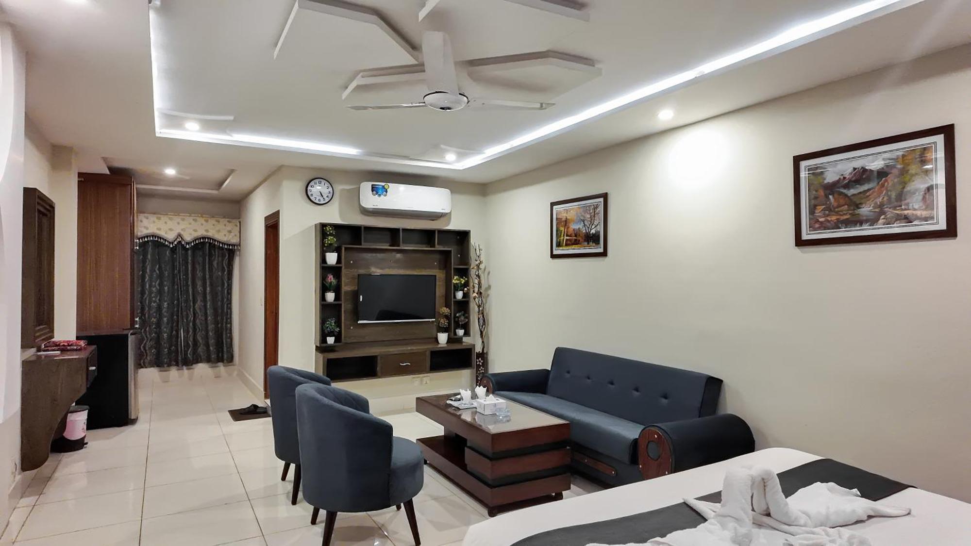 Hotel Crown Inn Multan Bagian luar foto