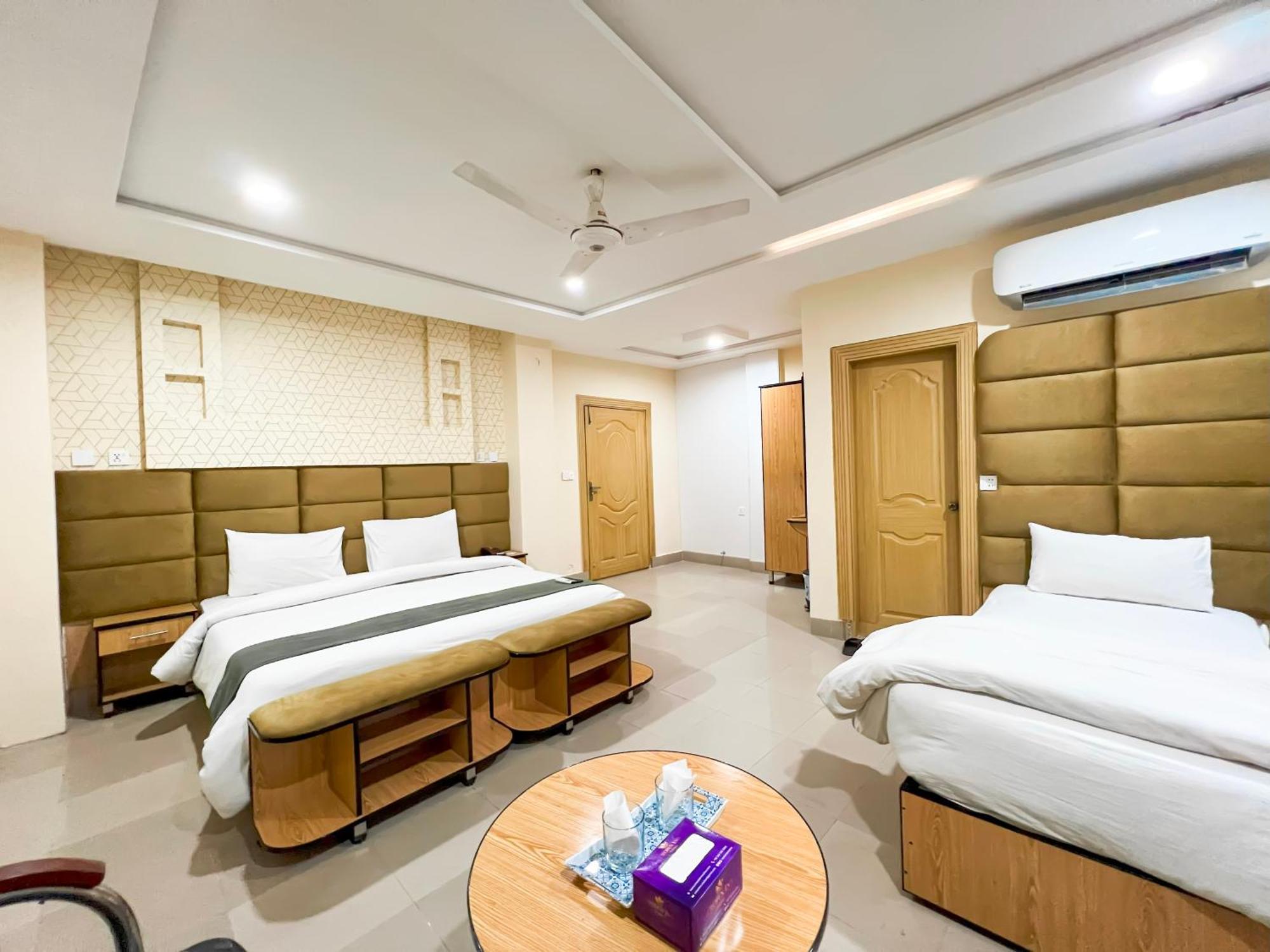 Hotel Crown Inn Multan Bagian luar foto