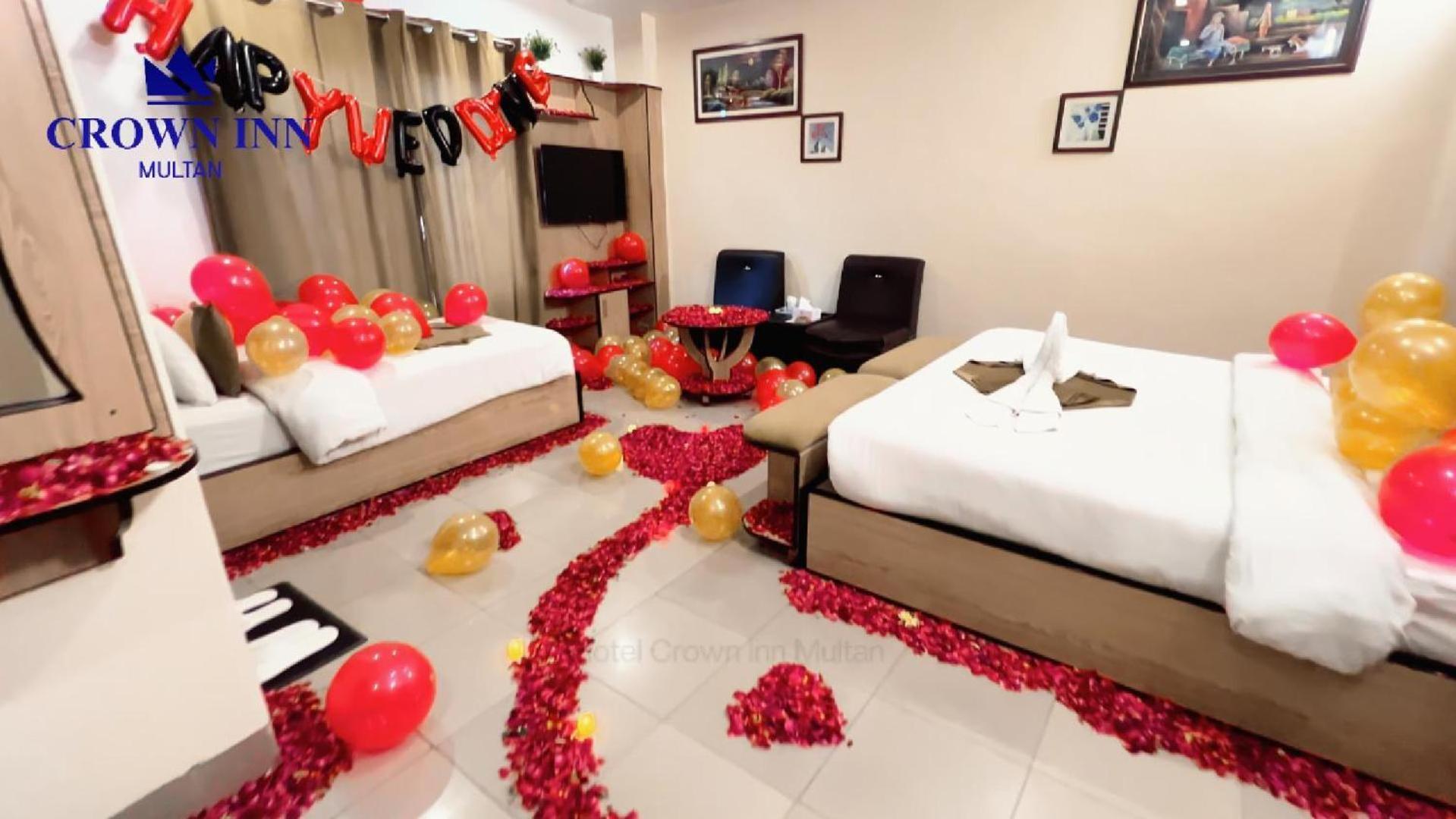 Hotel Crown Inn Multan Bagian luar foto