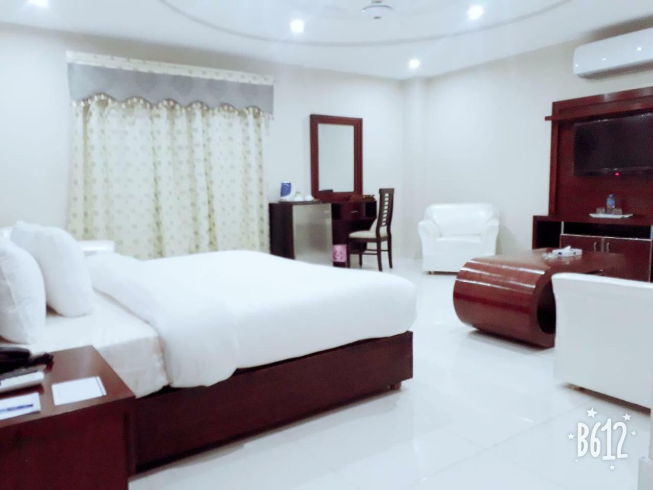 Hotel Crown Inn Multan Bagian luar foto