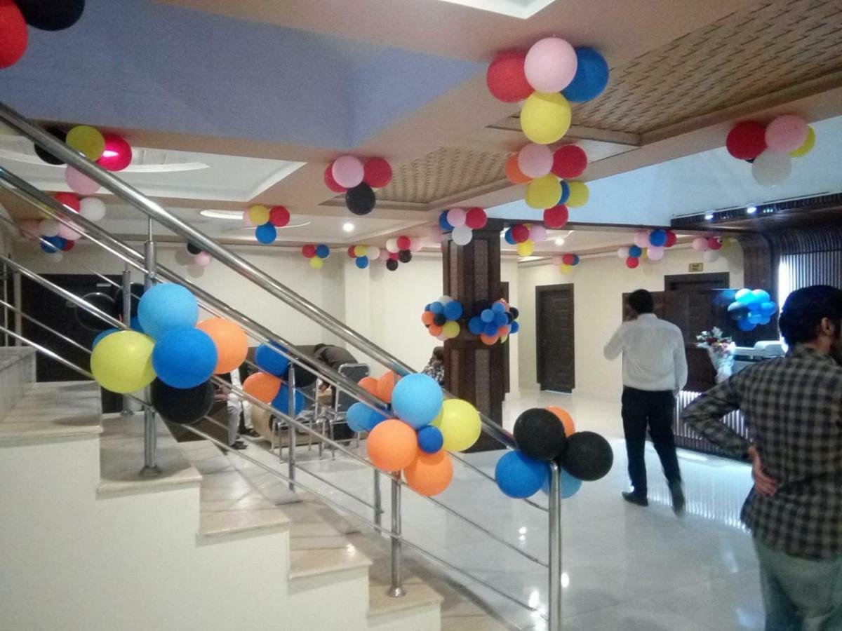Hotel Crown Inn Multan Bagian luar foto