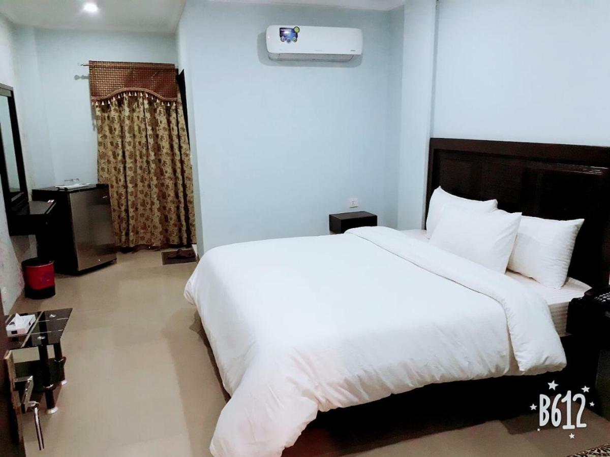 Hotel Crown Inn Multan Bagian luar foto