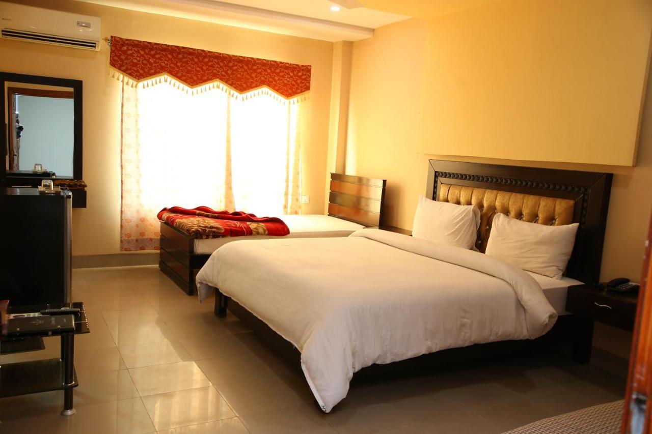 Hotel Crown Inn Multan Bagian luar foto