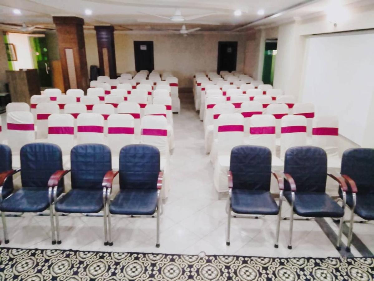 Hotel Crown Inn Multan Bagian luar foto