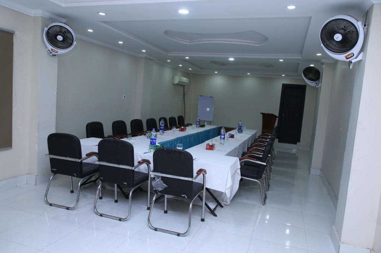 Hotel Crown Inn Multan Bagian luar foto